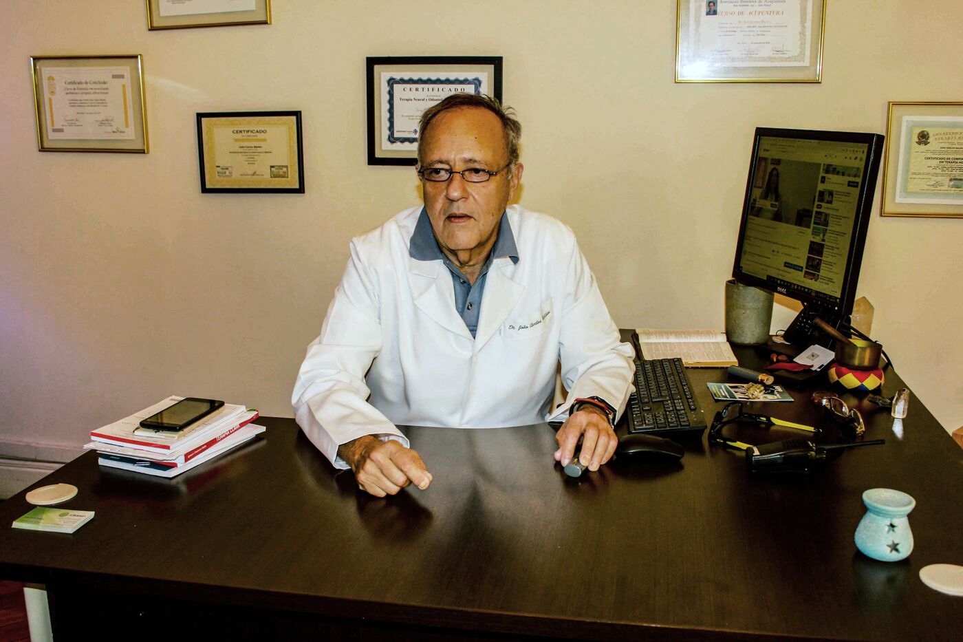 Dr. hc João Carlos Baldan em seu consultório