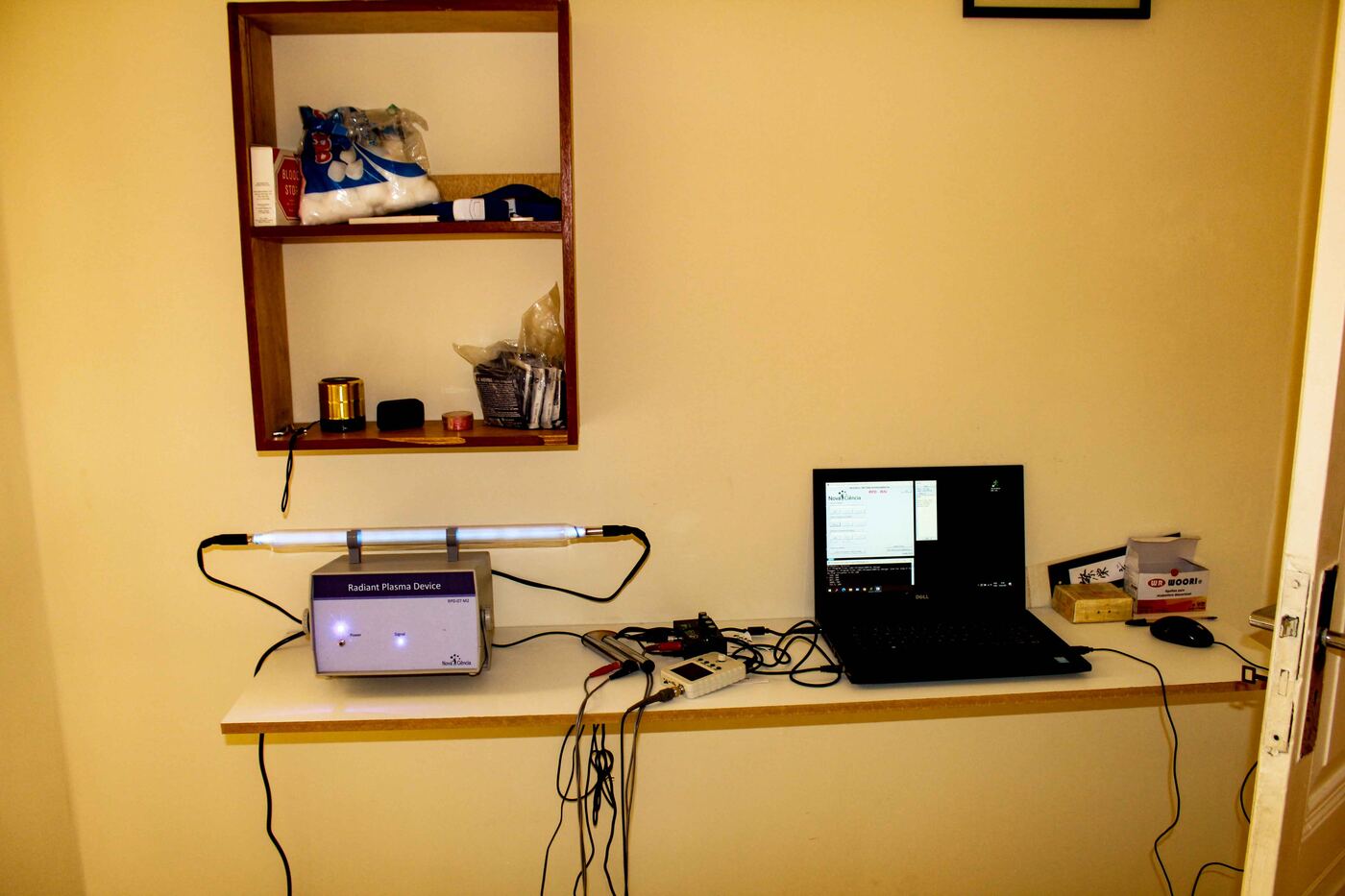 Equipamento Radiant Plasma Device ligado ao computador