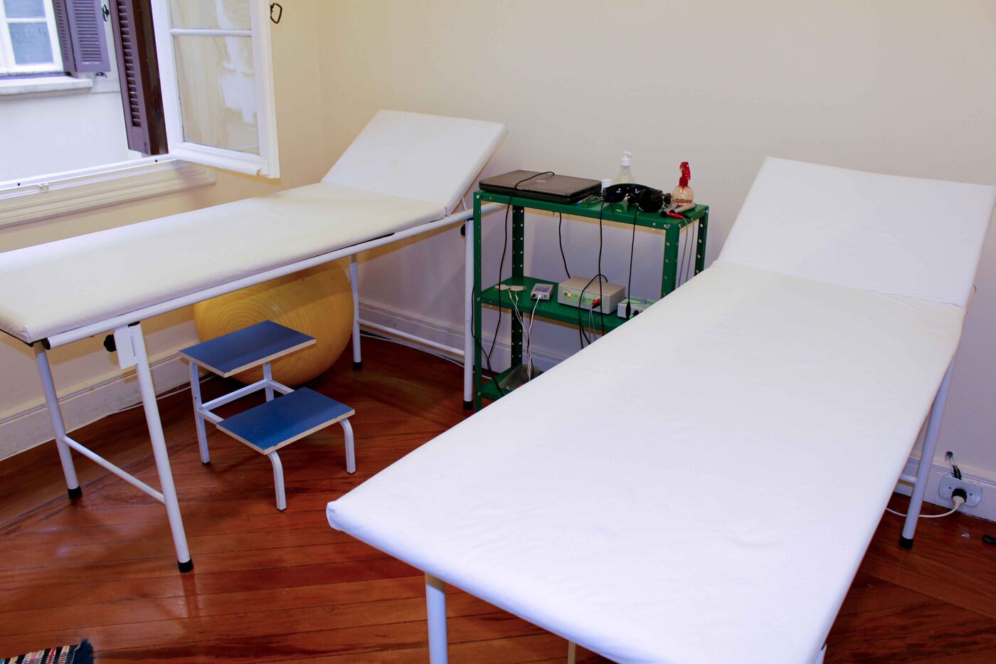 Sala de atendimento com duas macas